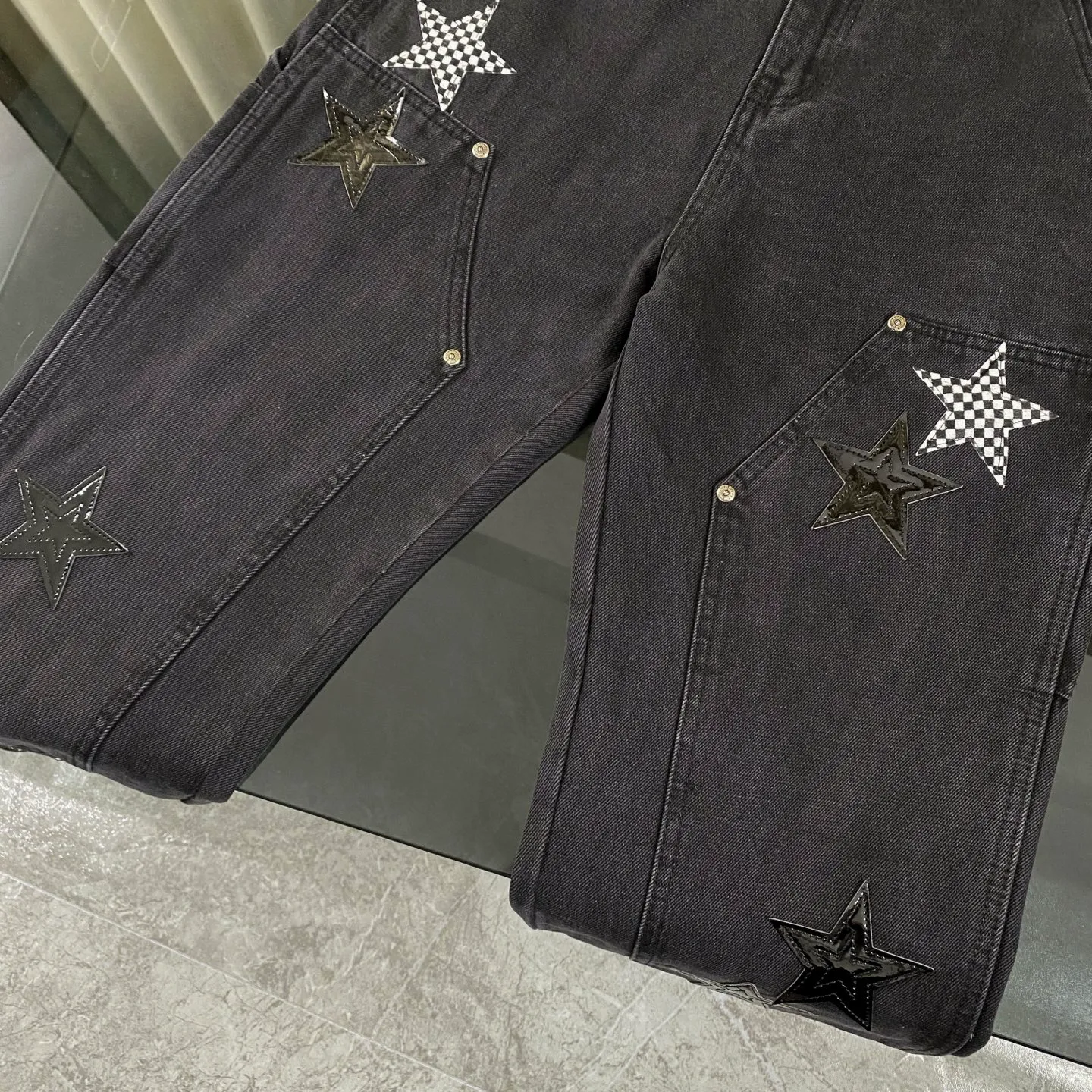 P270 Chrome hearts Chrome hearts Miami limited edition star black work jeans logging pants Chrome hearts city limited jeans Hardware customization Original development vintage levis American-made 501 black and gray base version Levi's American-made 501 base version Imported sheepskin 925 silver jewelry remake [Top heavy industry fashion design] Consistently high-street luxury style. Speaking of this style, the Zangyin family and GU family are definitely the leading representative brands. Especially the Zangyin family has really achieved a state-of-the-art effect in creating high-street style. The unique washed material is used to create this style. The color system is already quite eye-catching. After it is decorated with patchwork cross flowers, it cleverly highlights the charm of the brand. Secondly, this style uses classic The high-waist cutting design highlights the long legs and fashionable temperament of the upper body. The brand is highly recognizable and the slim fit configuration is more suitable for daily wear. It is a product that interprets personality, fashion, and specifications at a glance. This single product is enough to make any fan excited. It can be a white T-shirt for a youthful college style, or a tight suspender for a royal style. It has strong matching ability and can be easily controlled by men.  [Materials and craftsmanship] Needless to say, this point goes without saying. As an excellent craftsman brand, Zangyin’s requirements for details and craftsmanship are really perfect. The washed color of this model has gone through so many processes, not to mention the embellishment of denim appliques. It is also purely hand-made and sewn. Just like what they believe in, only hand-made things have soul and have the meaning of wear. A top-notch heavy-duty fashionable denim item, I look forward to your perfect interpretation! ! Color: black Size: 30-36